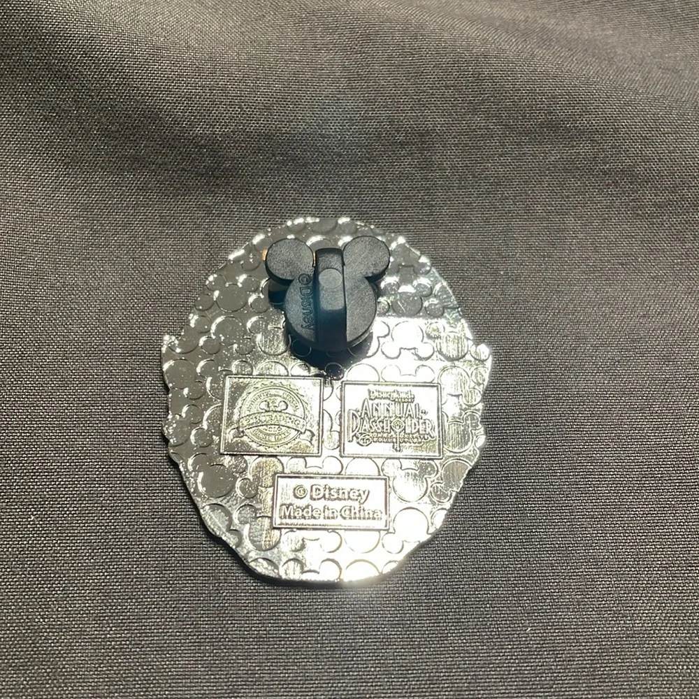 DLR AP Cameos with Character Pin Set - Picture 3 of 3